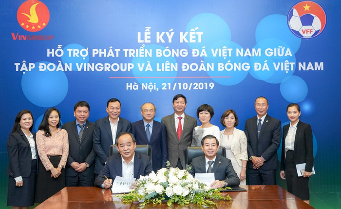 Ông Lê Khánh Hải, Thứ trưởng Bộ Văn hóa – Thể thao – Du lịch, Chủ tịch VFF và Ông Nguyễn Việt Quang, Phó Chủ tịch kiêm Tổng Giám đốc Tập đoàn Vingroup ký kết thỏa thuận hợp tác chiến lược nhằm hỗ trợ phát triển bóng đá Việt Nam. Ông Lê Khánh Hải, Thứ trưởng Bộ Văn hóa – Thể thao – Du lịch, Chủ tịch VFF và Ông Nguyễn Việt Quang, Phó Chủ tịch kiêm Tổng Giám đốc Tập đoàn Vingroup ký kết thỏa thuận hợp tác chiến lược nhằm hỗ trợ phát triển bóng đá Việt Nam.