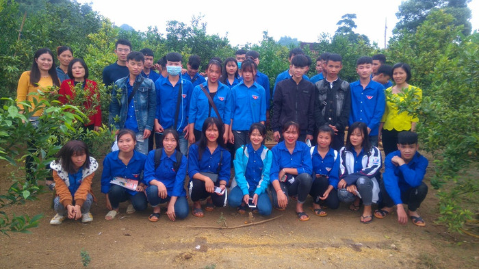 Cô giáo Tuệ (áo vàng đứng bên phải) cùng bộ môn Sinh, Hóa tham gia trải nghiệm tìm hiểu kĩ thuật trồng cam canh tại Y Tịch, Chi Lăng. Ảnh: TT.