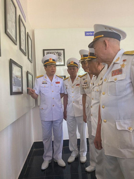 Ông Đào Hồng Tuyển cùng các tướng lĩnh Đoàn tàu không số ôn lại kỷ niệm chuyến tàu đầu tiên rời Bến Tre ra Bắc nhận vũ khí. Ông Đào Hồng Tuyển cùng các tướng lĩnh Đoàn tàu không số ôn lại kỷ niệm chuyến tàu đầu tiên rời Bến Tre ra Bắc nhận vũ khí.