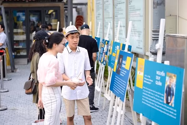 So That I Will Roar You Gentlygồm những mẩu chuyện nhỏ xoay quanh cuộc sống và tâm tư những bạn trẻ đang tuổi cắp sách tới trường.