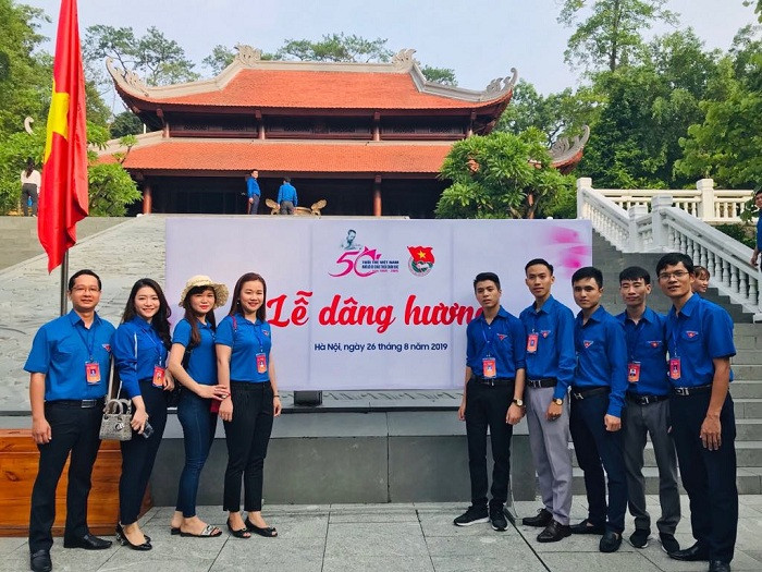 Lê Minh Đức (thứ 5 đếm từ bên phải) học giỏi “toàn năng” vào đảng khi tròn 18 tuổi và là đảng viên trẻ tiêu biểu toàn quốc năm 2019. Ảnh: MĐ. Lê Minh Đức (thứ 5 đếm từ bên phải) học giỏi “toàn năng” vào đảng khi tròn 18 tuổi và là đảng viên trẻ tiêu biểu toàn quốc năm 2019. Ảnh: MĐ.
