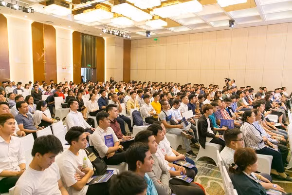 Khán phòng chật kín chỗ ngồi tại Hội thảo tuyển sinh. Đa số khách mời là phụ huynh và các bạn trẻ.