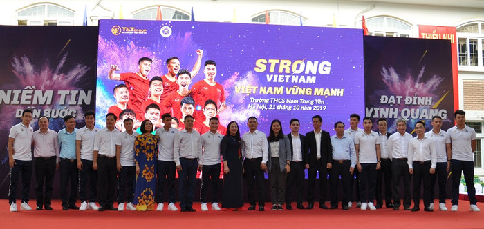 Ban tổ chức chương trình Strong Việt Nam 2019 chụp ảnh lưu niệm khép lại số cuối. Ảnh: Công Tiến. Ban tổ chức chương trình Strong Việt Nam 2019 chụp ảnh lưu niệm khép lại số cuối. Ảnh: Công Tiến.