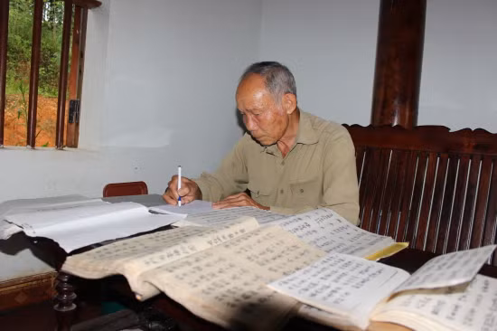 Ngoài 70 tuổi nhưng già bản Bàn Văn Cường luôn yêu thích sưu tầm các loại tài liệu và mở lớp miễn phí truyền dạy chữ cho thế hệ trẻ trong vùng. Ảnh: LV. Ngoài 70 tuổi nhưng già bản Bàn Văn Cường luôn yêu thích sưu tầm các loại tài liệu và mở lớp miễn phí truyền dạy chữ cho thế hệ trẻ trong vùng. Ảnh: LV.