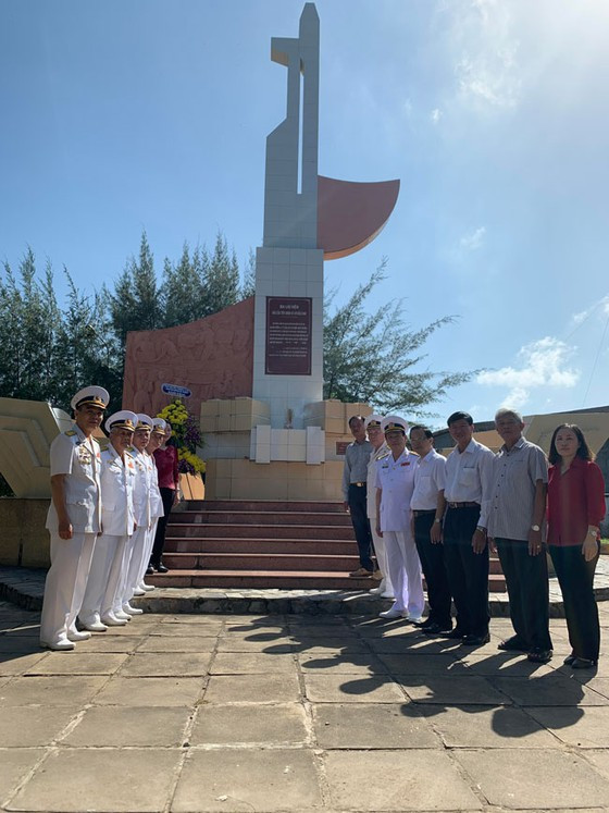 Đại diện hội dâng hương tại di tích Đài tưởng niệm Đoàn tàu không số. Đại diện hội dâng hương tại di tích Đài tưởng niệm Đoàn tàu không số.