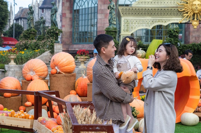 Cặp vợ chồng hot boy - hot girl nổi tiếng Kiên Hoàng, Heo mi nhon và con gái. Cặp vợ chồng hot boy - hot girl nổi tiếng Kiên Hoàng, Heo mi nhon và con gái.