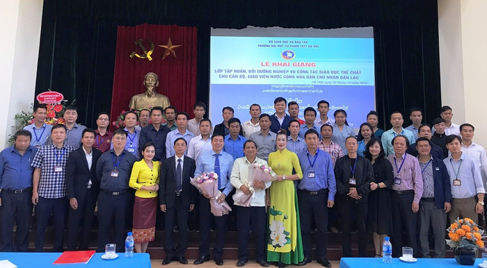 Các đại biểu hai nước Lào - Việt Nam cùng các học viên của lớp tập huấn chụp ảnh lưu niệm. Ảnh: Minh Thủy Các đại biểu hai nước Lào - Việt Nam cùng các học viên của lớp tập huấn chụp ảnh lưu niệm. Ảnh: Minh Thủy