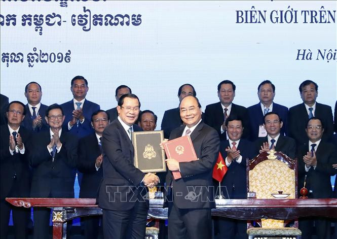 Thủ tướng Nguyễn Xuân Phúc và Thủ tướng Vương quốc Campuchia Samdech Techo Hun Sen ký Hiệp ước bổ sung Hiệp ước hoạch định biên giới quốc gia năm 1985 và Hiệp ước bổ sung năm 2005 giữa Cộng hoà xã hội chủ nghĩa Việt Nam và Vương quốc Campuchia. Ảnh: Thống Nhất/TTXVN Thủ tướng Nguyễn Xuân Phúc và Thủ tướng Vương quốc Campuchia Samdech Techo Hun Sen ký Hiệp ước bổ sung Hiệp ước hoạch định biên giới quốc gia năm 1985 và Hiệp ước bổ sung năm 2005 giữa Cộng hoà xã hội chủ nghĩa Việt Nam và Vương quốc Campuchia. Ảnh: Thống Nhất/TTXVN