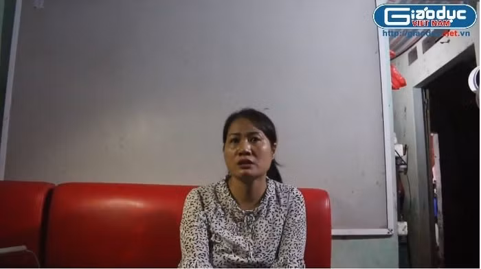 Cô Phan Thị Hằng kể về cuộc sống của mình (Ảnh: N.P.V).