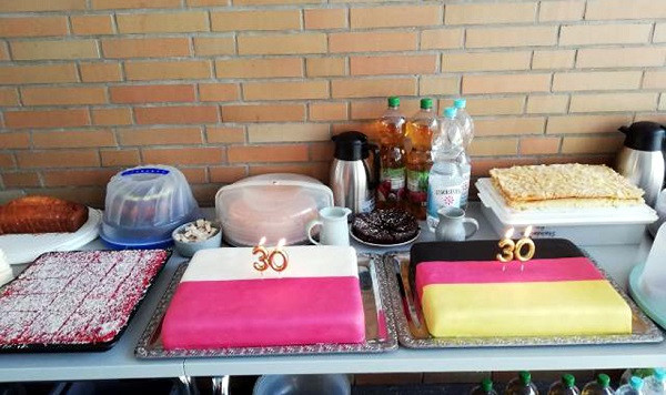 Bàn bánh ngọt trong buổi lễ kỷ niệm 30 năm kết nghĩa giữa trường ESS Darmstadt Đức và trường III LO thành phố Plock Balan. Bàn bánh ngọt trong buổi lễ kỷ niệm 30 năm kết nghĩa giữa trường ESS Darmstadt Đức và trường III LO thành phố Plock Balan.