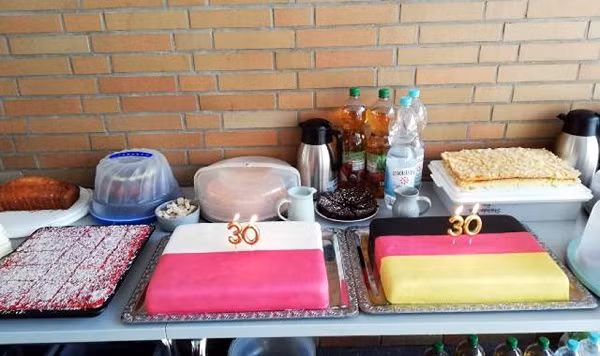 Bàn bánh ngọt trong buổi lễ kỷ niệm 30 năm kết nghĩa giữa trường ESS Darmstadt Đức và trường III LO thành phố Plock Balan.