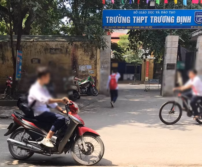 Tình trạng học sinh đi xe máy không đội mũ bảo hiểm cũng diễn ra khá phổ biến. (Ảnh: Đức Minh). Tình trạng học sinh đi xe máy không đội mũ bảo hiểm cũng diễn ra khá phổ biến. (Ảnh: Đức Minh).