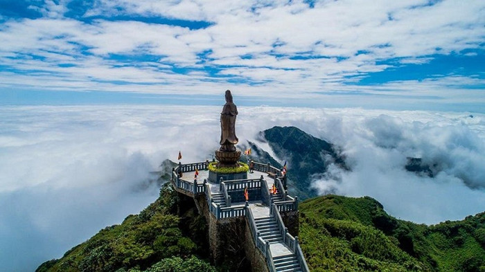 Tượng phật Quan thế âm Bồ Tát trên đỉnh Fansipan. Tượng phật Quan thế âm Bồ Tát trên đỉnh Fansipan.