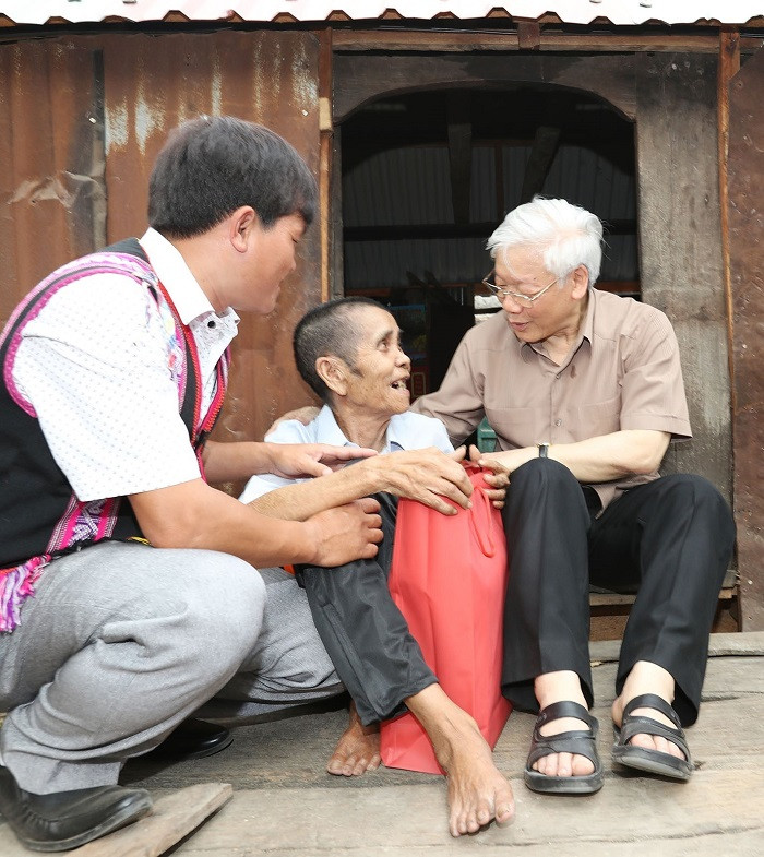 Tổng Bí thư Nguyễn Phú Trọng thăm, tặng quà gia đình thương binh Đinh Phi, là hộ gia đình chính sách có hoàn cảnh đặc biệt khó khăn ở làng Tung Ke 2, xã Ayun, huyện Chư Sê, tỉnh Gia Lai, ngày 12/4/2017. (Ảnh: Trí Dũng/TTXVN) Tổng Bí thư Nguyễn Phú Trọng thăm, tặng quà gia đình thương binh Đinh Phi, là hộ gia đình chính sách có hoàn cảnh đặc biệt khó khăn ở làng Tung Ke 2, xã Ayun, huyện Chư Sê, tỉnh Gia Lai, ngày 12/4/2017. (Ảnh: Trí Dũng/TTXVN)