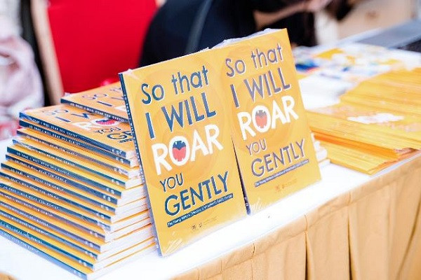 Cuốn sách “So That I Will Roar You Gently” do các em học sinh trung học Vinschool viết hoàn toàn bằng Tiếng Anh. Cuốn sách “So That I Will Roar You Gently” do các em học sinh trung học Vinschool viết hoàn toàn bằng Tiếng Anh.