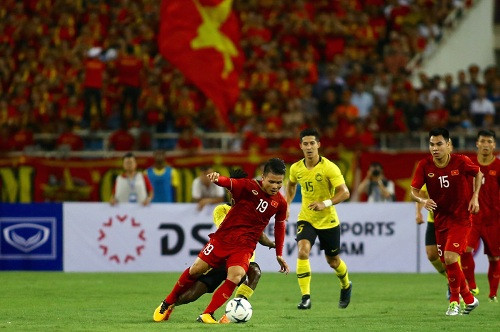 Quang Hải ghi siêu phẩm giúp đội tuyển Việt Nam chiến thắng 1 – 0 trước Malaysia. Quang Hải ghi siêu phẩm giúp đội tuyển Việt Nam chiến thắng 1 – 0 trước Malaysia.