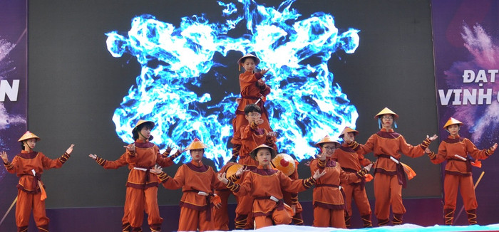 Học sinh Trường trung học cơ sở Nam Trung Yên (Cầu Giấy - Hà Nội) với những tiết mục văn nghệ hay, đặc sắc chào Strong Việt Nam 2019. Ảnh: Công Tiến. Học sinh Trường trung học cơ sở Nam Trung Yên (Cầu Giấy - Hà Nội) với những tiết mục văn nghệ hay, đặc sắc chào Strong Việt Nam 2019. Ảnh: Công Tiến.