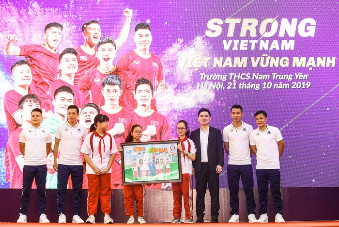 Các em học sinh Trường trung học cơ sở Nam Trung Yên tặng tranh cho các cầu thủ của Câu lạc bộ Bóng đá Hà Nội FC. Ảnh: Công Tiến Các em học sinh Trường trung học cơ sở Nam Trung Yên tặng tranh cho các cầu thủ của Câu lạc bộ Bóng đá Hà Nội FC. Ảnh: Công Tiến