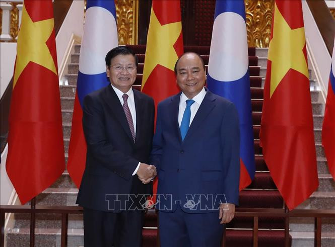 Thủ tướng Nguyễn Xuân Phúc và Thủ tướng Thongloun Sisoulith tại trụ sở Chính phủ. Ảnh: Thống Nhất/TTXVN Thủ tướng Nguyễn Xuân Phúc và Thủ tướng Thongloun Sisoulith tại trụ sở Chính phủ. Ảnh: Thống Nhất/TTXVN