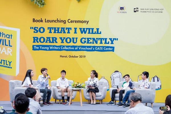 Nhóm tác giả giao lưu cùng độc giả trong buổi ra mắt cuốn sách “So That I Will Roar You Gently”. Nhóm tác giả giao lưu cùng độc giả trong buổi ra mắt cuốn sách “So That I Will Roar You Gently”.