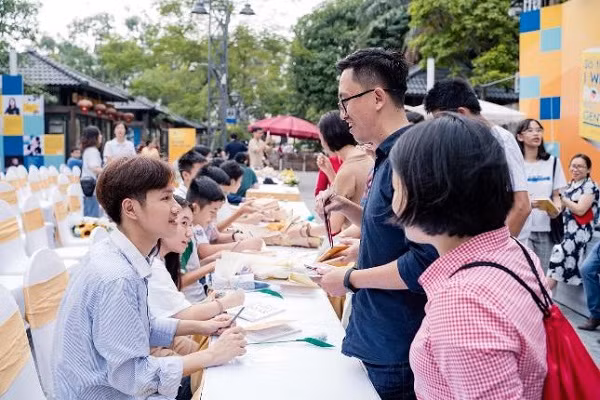 Độc giả hào hứng với những cuốn sách mới mua tại lễ ra mắt sách. Toàn bộ số tiền bán sách sẽ được sử dụng cho mục đích từ thiện.