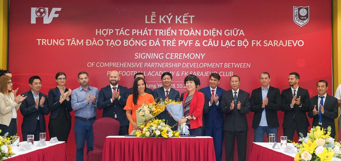 Bà Phan Thu Hương, Tổng giám đốc PVF và Bà Sabrina Buljubasic, Tổng Giám đốc Câu lạc bộ bóng đá FK Sarajevo Ký kết hợp tác phát triển toàn diện giữa PVF và FK Sarajevo.