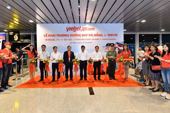 Ông Nguyễn Đức Thịnh cùng Phó Chủ tịch thường trực Ủy ban nhân dân Thành phố Đà Nẵng Đặng Việt Dũng (giữa) và lãnh đạo của các đơn vị hoạt động tại sân bay quốc tế Đà Nẵng cắt băng khai trương đường bay thứ 5 của Vietjet đến Nhật Bản.