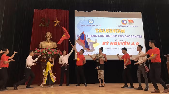 Tiết mục văn nghệ của đoàn viên thanh niên, sinh viên Trường đại học Sư phạm thể dục thể thao Hà Nội. Ảnh: MT.