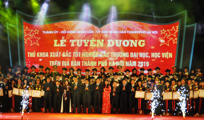 Thủ khoa tốt nghiệp xuất sắc đến từ các trường đại học, học viện năm 2019 nhận Bằng khen từ lãnh đạo Ủy ban nhân dân thành phố Hà Nội. Ảnh: Công Tiến. Thủ khoa tốt nghiệp xuất sắc đến từ các trường đại học, học viện năm 2019 nhận Bằng khen từ lãnh đạo Ủy ban nhân dân thành phố Hà Nội. Ảnh: Công Tiến.