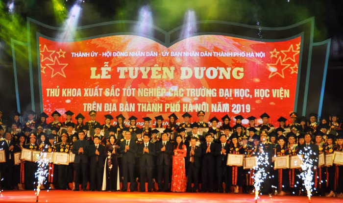 Thủ khoa tốt nghiệp xuất sắc đến từ các trường đại học, học viện năm 2019 nhận Bằng khen từ lãnh đạo Ủy ban nhân dân thành phố Hà Nội. Ảnh: Công Tiến.