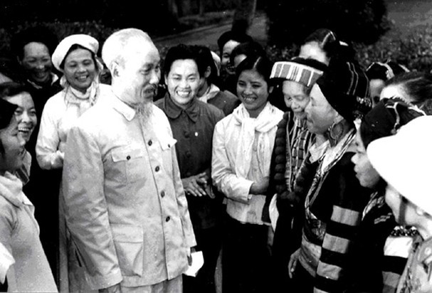 Bác Hồ với đại biểu dự Đại hội phụ nữ toàn quốc lần thứ III, tháng 3/1961 (Ảnh: tư liệu).