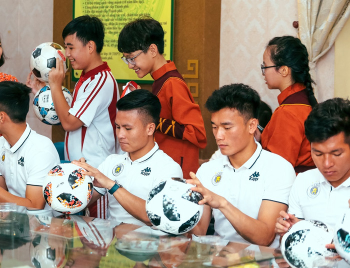 Mỗi chương trình các cầu thủ đều có hoạt động tặng chữ ký tạo nhiều cảm xúc khó quên trong lòng học sinh. Ảnh: Công Tiến. Mỗi chương trình các cầu thủ đều có hoạt động tặng chữ ký tạo nhiều cảm xúc khó quên trong lòng học sinh. Ảnh: Công Tiến.