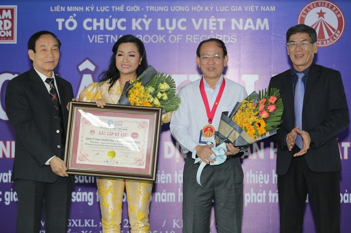 Tổ chức Kỷ lục Việt Nam trao Bằng xác lập kỷ lục cho cuốn sách THP Innovation. Tổ chức Kỷ lục Việt Nam trao Bằng xác lập kỷ lục cho cuốn sách THP Innovation.