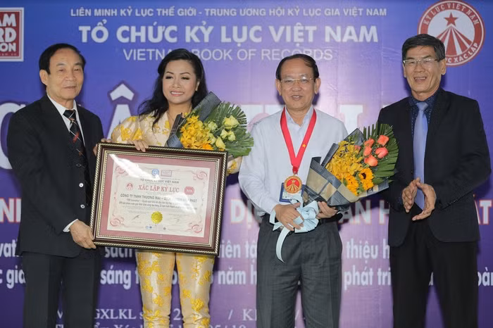 Tổ chức Kỷ lục Việt Nam trao Bằng xác lập kỷ lục cho cuốn sách THP Innovation.