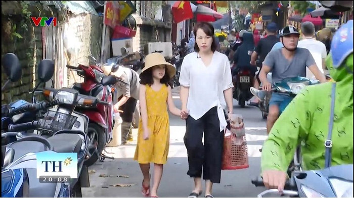 Bé Minh Ngọc và mẹ thường duy trì thói quen sử dụng làn khi đi chợ. Bé Minh Ngọc và mẹ thường duy trì thói quen sử dụng làn khi đi chợ.