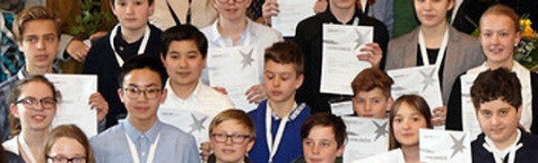 Nhóm “học sinh làm thí nghiệm” của ESS trong ban jugend forsch của ESS. Nhóm “học sinh làm thí nghiệm” của ESS trong ban jugend forsch của ESS.