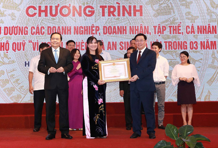 Phó Thủ tướng Vương Đình Huệ tặng Bằng khen cho các tập thể và cá nhân đạt thành tích xuất sắc. Ảnh: VGP/Thành Chung Phó Thủ tướng Vương Đình Huệ tặng Bằng khen cho các tập thể và cá nhân đạt thành tích xuất sắc. Ảnh: VGP/Thành Chung
