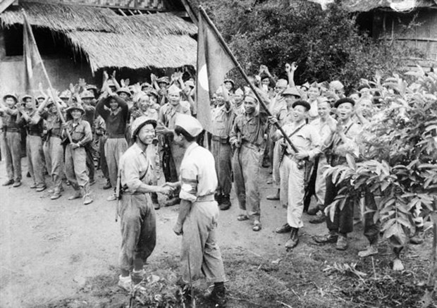 Liên quân Lào-Việt trong kháng chiến chống Pháp, năm 1950. (Ảnh: Tư liệu TTXVN) Liên quân Lào-Việt trong kháng chiến chống Pháp, năm 1950. (Ảnh: Tư liệu TTXVN)