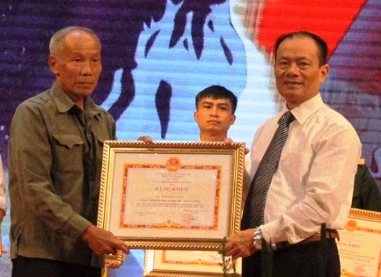 Ông Bàn Văn Cường nhận Bằng khen cá nhân tiêu biểu học tập và làm theo Bác do Ủy ban nhân dân tỉnh Bắc Giang trao tặng. Ảnh: LV. Ông Bàn Văn Cường nhận Bằng khen cá nhân tiêu biểu học tập và làm theo Bác do Ủy ban nhân dân tỉnh Bắc Giang trao tặng. Ảnh: LV.