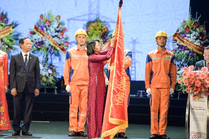 Bà Đặng Thị Ngọc Thịnh – Ủy viên Ban chấp hành Trung ương Đảng, Phó Chủ tịch nước Cộng hòa xã hội chủ nghĩa Việt Nam đã trao Huân chương Lao động hạng Nhì cho tập thể Tổng công ty Điện lực miền Bắc.