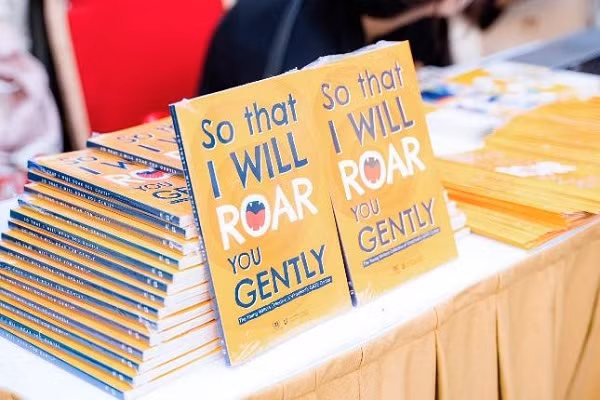 Cuốn sách “So That I Will Roar You Gently” do các em học sinh trung học Vinschool viết hoàn toàn bằng Tiếng Anh.