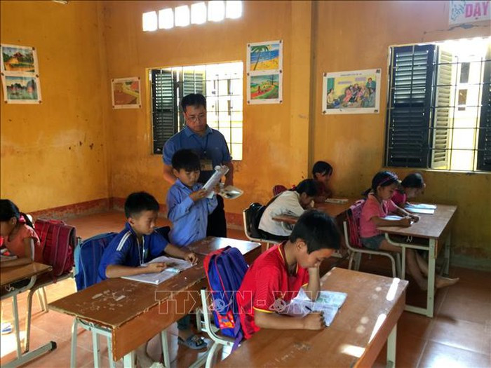 Giáo viên miền núi (Ảnh minh họa: TTXVN). Giáo viên miền núi (Ảnh minh họa: TTXVN).