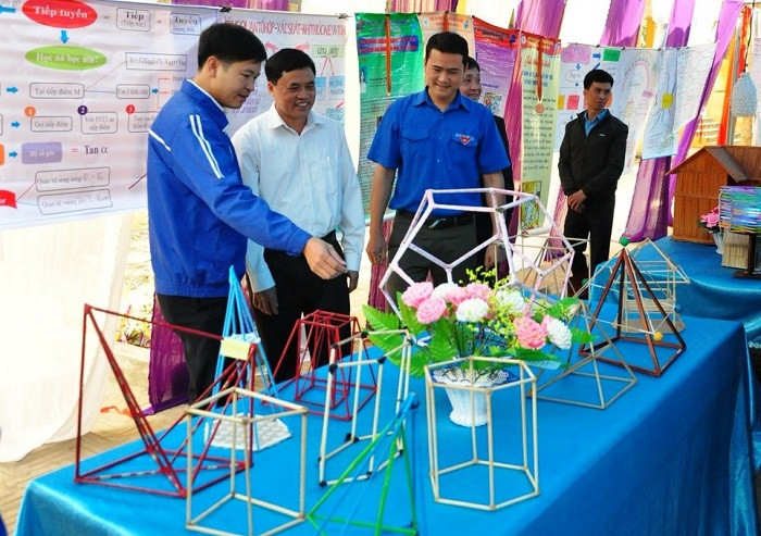 Thầy Quỳnh (thứ nhất bên trái) là một giáo viên, Bí thư đoàn trường luôn sát cánh cùng học sinh và có rất nhiều sáng kiến (Ảnh: TQ). Thầy Quỳnh (thứ nhất bên trái) là một giáo viên, Bí thư đoàn trường luôn sát cánh cùng học sinh và có rất nhiều sáng kiến (Ảnh: TQ).