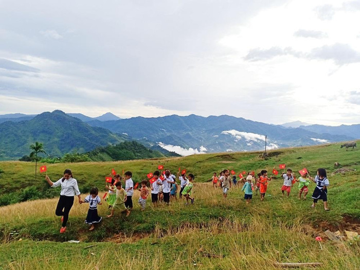 Nhiều em nhỏ háo hức đón lễ khai giảng dù không có quần áo mới.