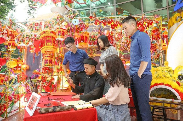 Với đèn lồng rực rỡ, mặt nạ, đầu lân cổ truyền, ông đồ già cho chữ… PVcomBank đã tái hiện một góc phổ cổ Hà Nội, mang đến những cung bậc cảm xúc đặc biệt cho công chúng về một mùa trăng xưa thật đẹp. Với đèn lồng rực rỡ, mặt nạ, đầu lân cổ truyền, ông đồ già cho chữ… PVcomBank đã tái hiện một góc phổ cổ Hà Nội, mang đến những cung bậc cảm xúc đặc biệt cho công chúng về một mùa trăng xưa thật đẹp.