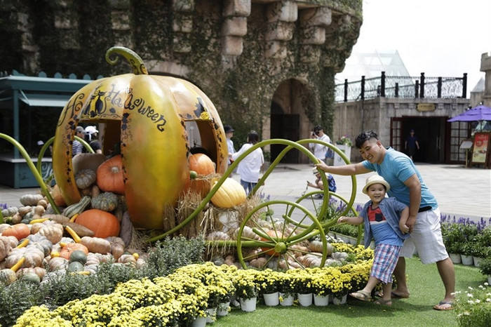 Du khách tỏ ra thích thú với xe bí ngô. Du khách tỏ ra thích thú với xe bí ngô.