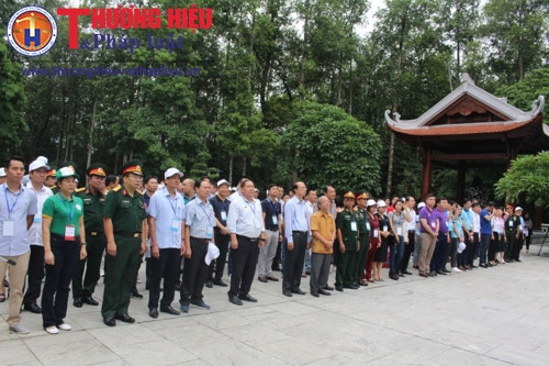 Đoàn đại biểu dâng hương thành kính nhớ về Bác Hồ, tại Khu di tích Đá Chông K9.