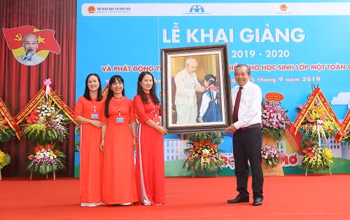 Phó Thủ tướng tặng bức tranh Bác Hồ với thiếu nhi cho nhà trường. Ảnh: VGP/Lê Sơn. Phó Thủ tướng tặng bức tranh Bác Hồ với thiếu nhi cho nhà trường. Ảnh: VGP/Lê Sơn.