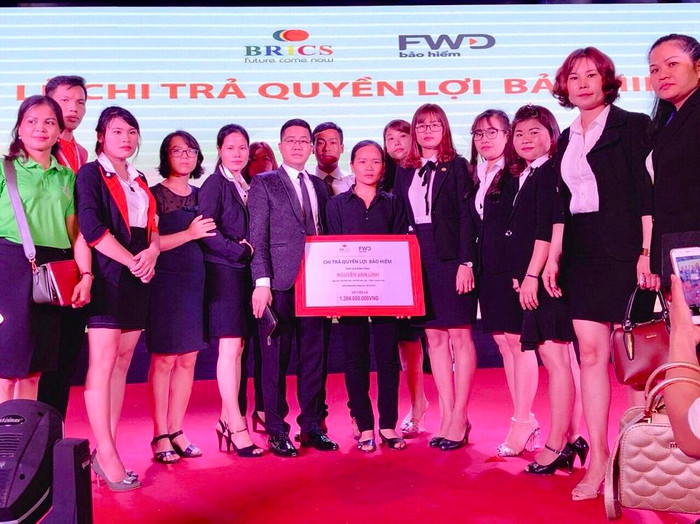 FWD Việt Nam & BRICS Việt Nam đồng tổ chức lễ chi trả quyền lợi bảo hiểm cho gia đình anh Nguyễn Văn Lĩnh. FWD Việt Nam & BRICS Việt Nam đồng tổ chức lễ chi trả quyền lợi bảo hiểm cho gia đình anh Nguyễn Văn Lĩnh.