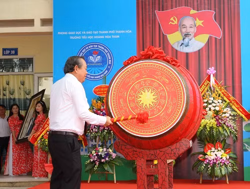 Phó Thủ tướng Trương Hòa Bình đánh trống khai giảng năm học mới - Ảnh: VGP/Lê Sơn. Phó Thủ tướng Trương Hòa Bình đánh trống khai giảng năm học mới - Ảnh: VGP/Lê Sơn.